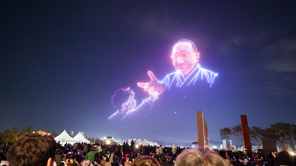 15일 오후 세종시 세종국가보훈광장에서 열린 광복80주년 피날레 '빛나라 대한민국' 행사에서 드론쇼가 펼쳐지고 있다.