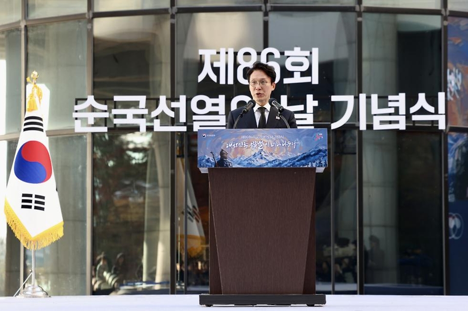 김민석 국무총리가 17일 노원구 육군사관학교에서 열린 제86회 순국선열의 날 기념식에 참석, 기념사를 하고 있다.