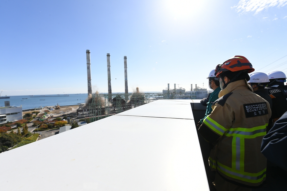 김승룡 소방청장 직무대행은 11일 오전 울산 중구 한국동서발전소 내 붕괴사고와 관련하여, 보일러타워 4호기와 6호기 발파 작업이 완료됨에 따라 본격적인 수색 및 구조작업을 위해 현장을 점검했다.