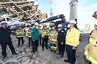 김승룡 소방청장 직무대행은 11일 오전 울산 중구 한국동서발전소 내 붕괴사고와 관련하여, 보일러타워 4호기와 6호기 발파 작업이 완료됨에 따라 본격적인 수색 및 구조작업을 위해 현장을 점검했다.
