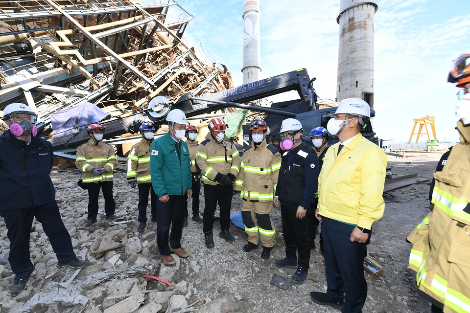 김승룡 소방청장 직무대행은 11일 오전 울산 중구 한국동서발전소 내 붕괴사고와 관련하여, 보일러타워 4호기와 6호기 발파 작업이 완료됨에 따라 본격적인 수색 및 구조작업을 위해 현장을 점검했다.