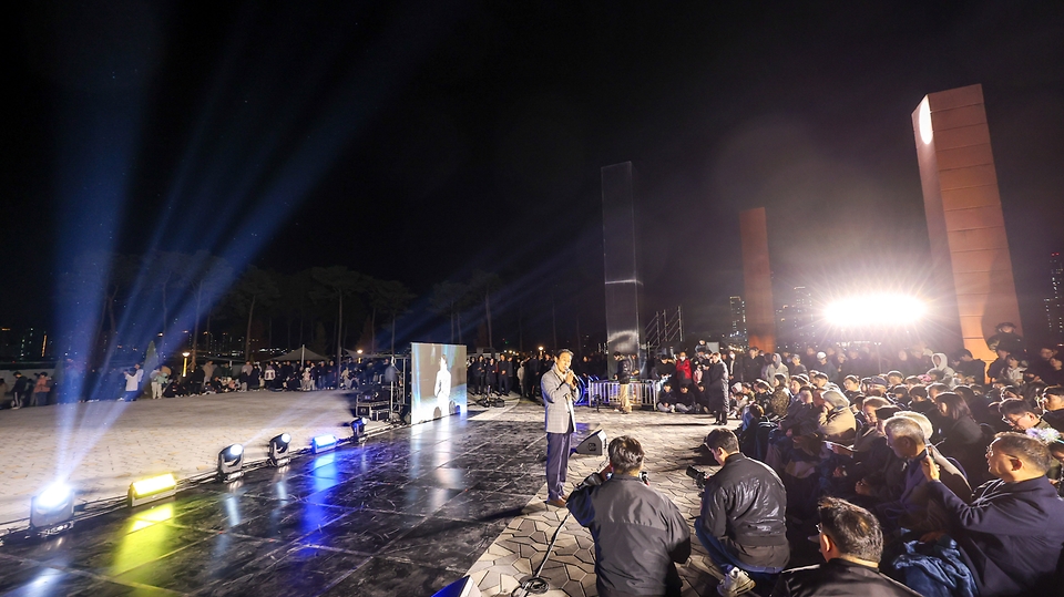 권오을 국가보훈부 장관이 15일 오후 세종시 세종국가보훈광장에서 열린 광복80주년 피날레 '빛나라 대한민국' 행사에 참석하여 기념사를 하고 있다.