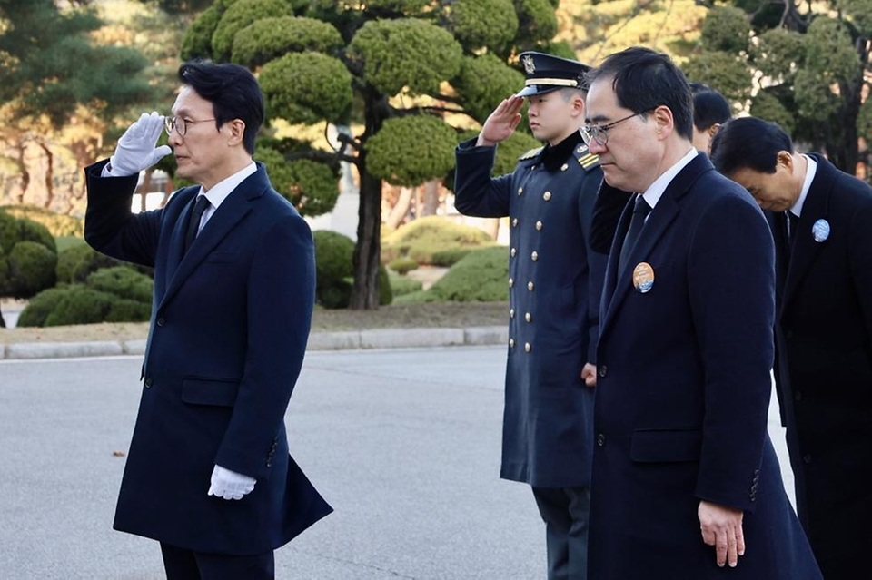 김민석 국무총리가 17일 노원구 육군사관학교에서 열린 제86회 순국선열의 날 기념식에 참석, 기념사를 하고 있다.