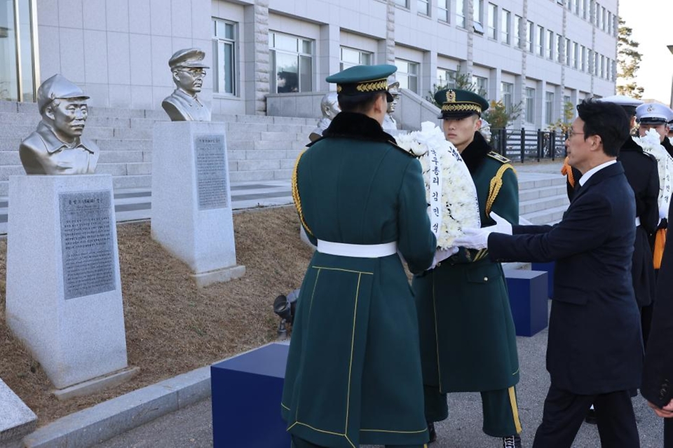 김민석 국무총리가 17일 노원구 육군사관학교에서 열린 제86회 순국선열의 날 기념식에 참석, 기념사를 하고 있다.