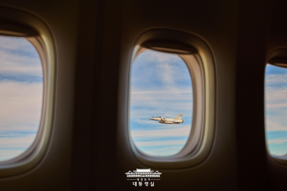 17일(현지시간) UAE 측이 이재명 대통령이 탑승한 공군 1호기가 자국 영공에 진입하자 국빈 방문 예우 차원으로 전투기를 출격시켜 호위를 하고 있다. 