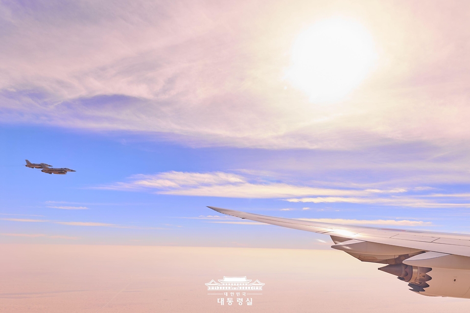 17일(현지시간) UAE 측이 이재명 대통령이 탑승한 공군 1호기가 자국 영공에 진입하자 국빈 방문 예우 차원으로 전투기를 출격시켜 호위를 하고 있다. 