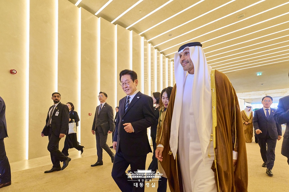 아랍에미리트(UAE)를 국빈 방문한 이재명 대통령과 김혜경 여사가 17일(현지시간) 아부다비 왕립공항에 도착해 칼둔 칼리파 알 무바락 퍼스트 아부다비 뱅크 비상임이사겸 이사회 운영위원회 의장과 환담장에 입장하고 있다.