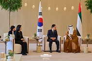 아랍에미리트(UAE)를 국빈 방문한 이재명 대통령이 17일(현지시간) 아부다비 왕립공항에 도착해 칼둔 칼리파 알 무바락 퍼스트 아부다비 뱅크 비상임이사겸 이사회 운영위원회 의장과 환담하고 있다.