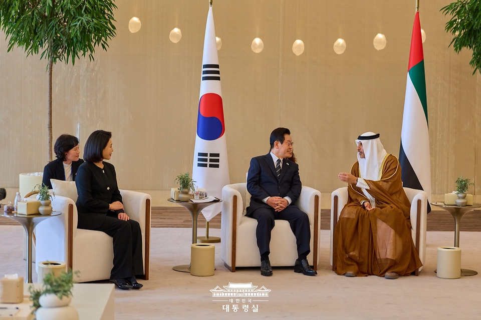 아랍에미리트(UAE)를 국빈 방문한 이재명 대통령이 17일(현지시간) 아부다비 왕립공항에 도착해 칼둔 칼리파 알 무바락 퍼스트 아부다비 뱅크 비상임이사겸 이사회 운영위원회 의장과 환담하고 있다.