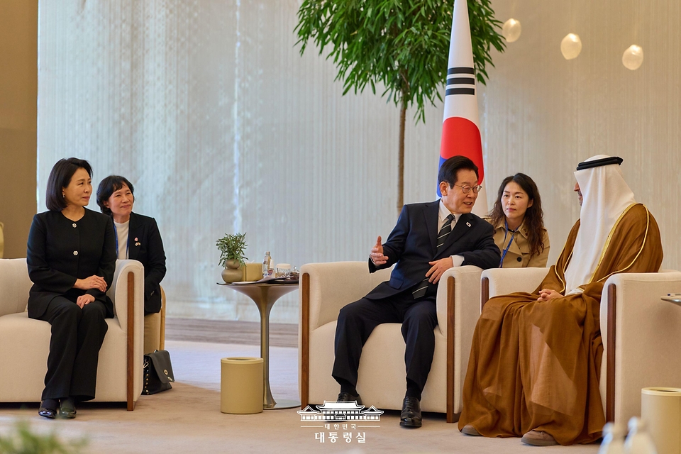 아랍에미리트(UAE)를 국빈 방문한 이재명 대통령이 17일(현지시간) 아부다비 왕립공항에 도착해 칼둔 칼리파 알 무바락 퍼스트 아부다비 뱅크 비상임이사겸 이사회 운영위원회 의장과 환담하고 있다.