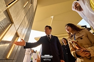 남아공 G20 정상회의 참석 차 아랍에미리트(UAE)를 국빈 방문한 이재명 대통령이 17일(현지시간) UAE 현충원 '와하트 알 카라마'를 방문하고 있다.