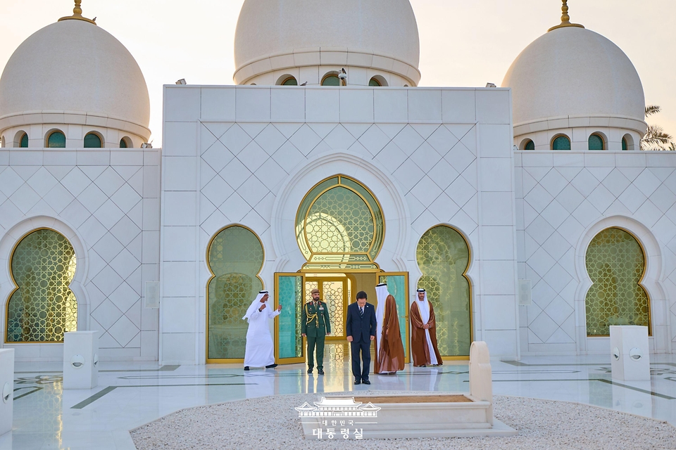 아랍에미리트(UAE)를 국빈 방문 중인 이재명 대통령과 김혜경 여사가 17일(현지시간) 아부다비 셰이크 자이드 그랜드 모스크를 방문해 사원을 둘러보고 있다.