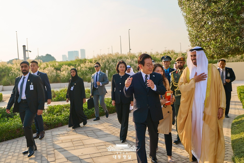 남아공 G20 정상회의 참석 차 아랍에미리트(UAE)를 국빈 방문한 이재명 대통령이 17일(현지시간) UAE 현충원 '와하트 알 카라마'를 방문하고 있다.
