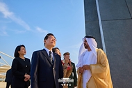 남아공 G20 정상회의 참석 차 아랍에미리트(UAE)를 국빈 방문한 이재명 대통령과 김혜경 여사가 17일(현지시간) UAE 현충원 '와하트 알 카라마'를 방문해 추모공간을 살펴보고 있다.