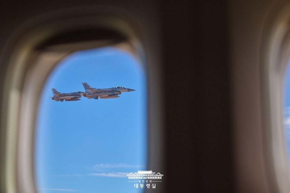 17일(현지시간) UAE 측이 이재명 대통령이 탑승한 공군 1호기가 자국 영공에 진입하자 국빈 방문 예우 차원으로 전투기를 출격시켜 호위를 하고 있다. 