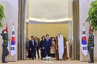 아랍에미리트(UAE)를 국빈 방문한 이재명 대통령과 김혜경 여사가 17일(현지시간) 아부다비 왕립공항에 도착해 칼둔 칼리파 알 무바락 퍼스트 아부다비 뱅크 비상임이사겸 이사회 운영위원회 의장과 환담장에 입장하고 있다.
