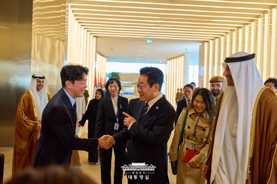 아랍에미리트(UAE)를 국빈 방문한 이재명 대통령이 17일(현지시간) 아부다비 왕립공항에 도착해 강훈식 비서실장과 인사하고 있다.