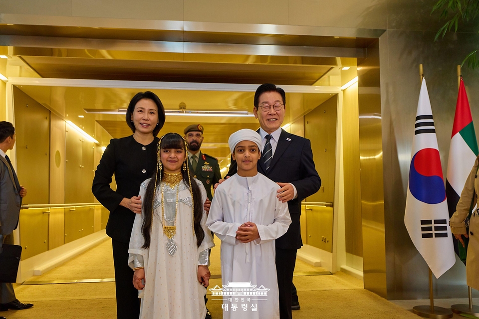 아랍에미리트(UAE)를 국빈 방문한 이재명 대통령과 김혜경 여사가 17일(현지시간) 아부다비 왕립공항에 도착해 어린이와 기념촬영을 하고 있다.