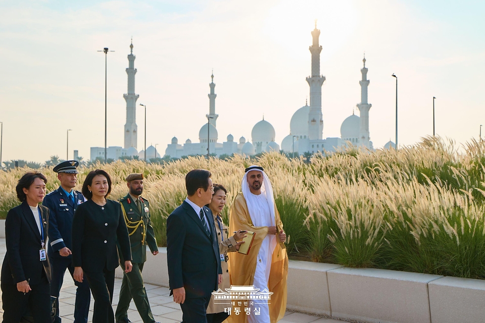 남아공 G20 정상회의 참석 차 아랍에미리트(UAE)를 국빈 방문한 이재명 대통령이 17일(현지시간) UAE 현충원 '와하트 알 카라마'를 방문하고 있다.
