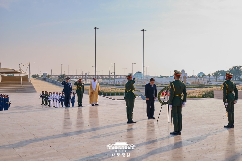 남아공 G20 정상회의 참석 차 아랍에미리트(UAE)를 국빈 방문한 이재명 대통령이 17일(현지시간) UAE 현충원 '와하트 알 카라마'를 방문하고 있다.
