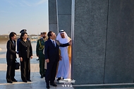 남아공 G20 정상회의 참석 차 아랍에미리트(UAE)를 국빈 방문한 이재명 대통령과 김혜경 여사가 17일(현지시간) UAE 현충원 '와하트 알 카라마'를 방문해 추모공간을 살펴보고 있다.