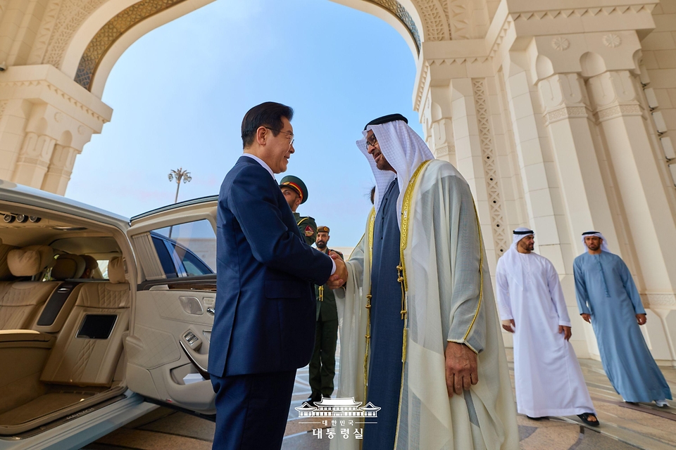 아랍에미리트(UAE)를 국빈 방문 중인 이재명 대통령이 18일(현지시간) 아부다비 대통령궁에서 영접나온 무함마드 빈 자이드 알 나흐얀 대통령과 인사하고 있다.