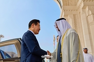 아랍에미리트(UAE)를 국빈 방문 중인 이재명 대통령이 18일(현지시간) 아부다비 대통령궁에서 영접나온 무함마드 빈 자이드 알 나흐얀 대통령과 인사하고 있다.
