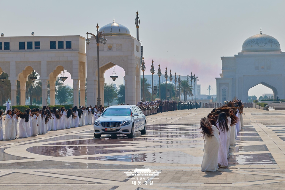 아랍에미리트(UAE)를 국빈 방문 중인 이재명 대통령이 탑승한 차량이 18일(현지시간) 아부다비 대통령궁으로 들어서고 있다.