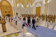 이재명 대통령과 무함마드 빈 자이드 알 나흐얀 아랍에미리트(UAE) 대통령이 18일(현지시간) 아부다비 대통령궁에서 열린 국빈방문 공식 환영식에 입장하고 있다.
