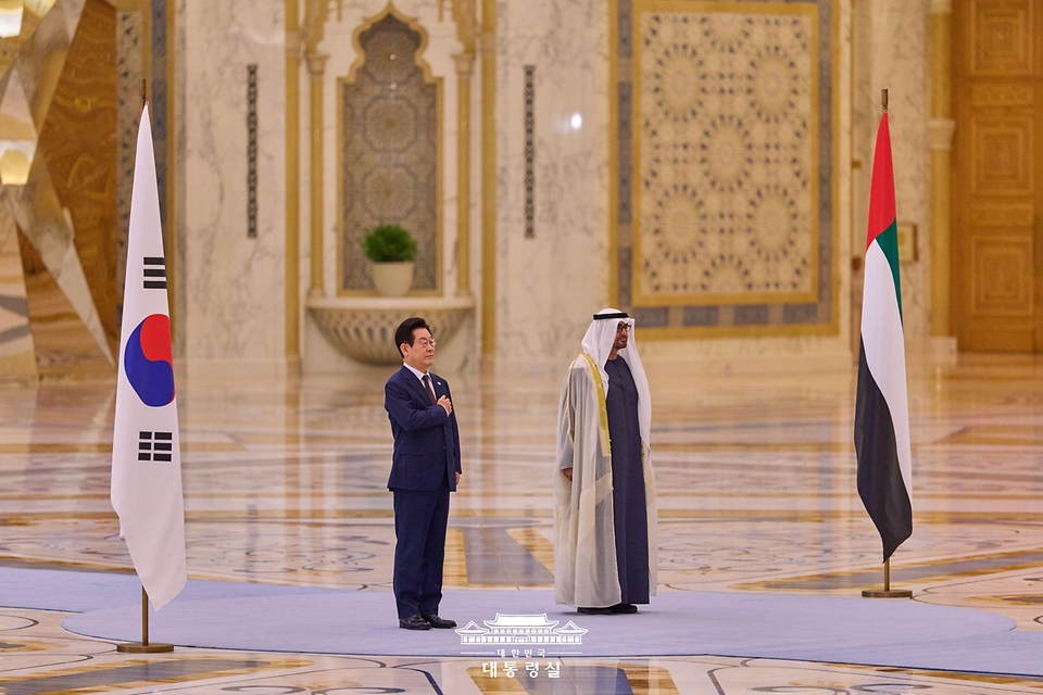 이재명 대통령이 18일(현지시간) 아랍에미리트(UAE) 아부다비 대통령궁에서 열린 국빈방문 공식 환영식에서 국기에 경례하고 있다.