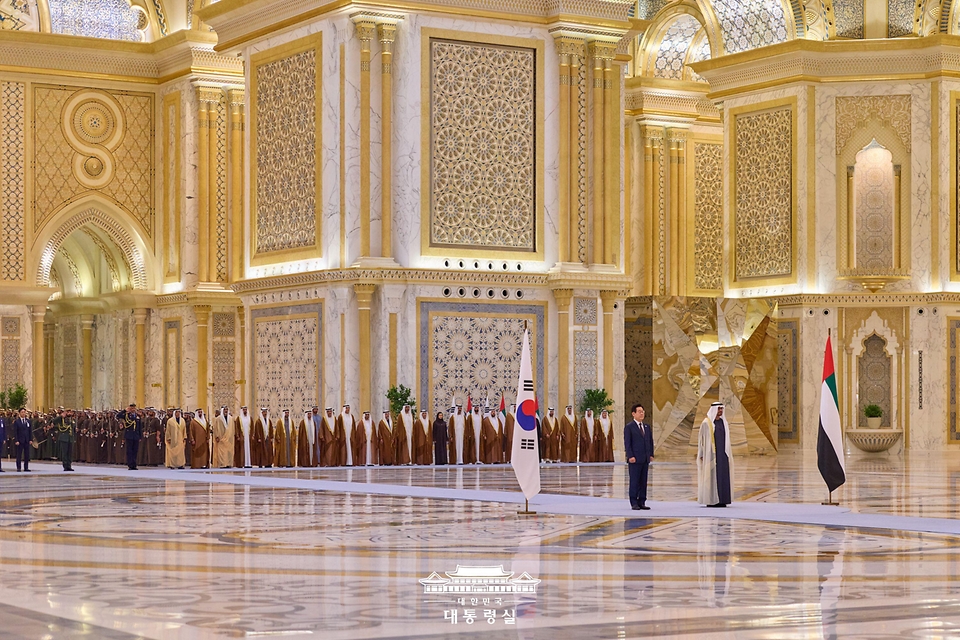 이재명 대통령과 무함마드 빈 자이드 알 나흐얀 아랍에미리트(UAE) 대통령이 18일(현지시간) 아부다비 대통령궁에서 열린 국빈방문 공식 환영식에 참석해 있다.
