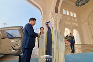 아랍에미리트(UAE)를 국빈 방문 중인 이재명 대통령이 18일(현지시간) 아부다비 대통령궁에서 영접나온 무함마드 빈 자이드 알 나흐얀 대통령과 인사하고 있다.
