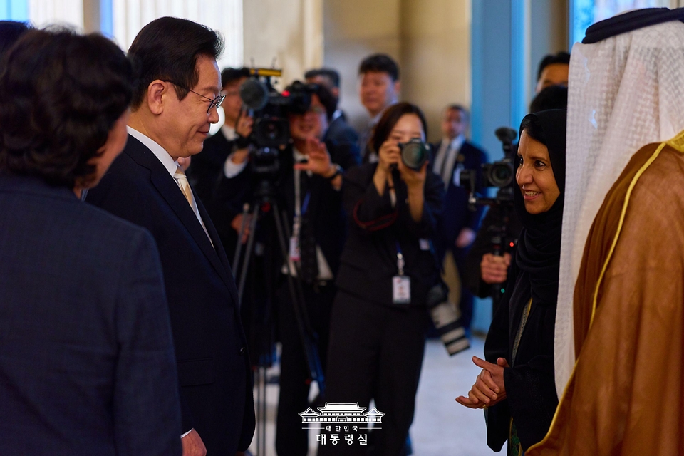 아랍에미리트(UAE) 국빈 방문 일정을 마친 이재명 대통령이 19일(현지 시간) 이집트 카이로로 출발하며 환송 인사들과 인사하고 있다.