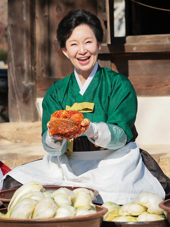 11월 22일 김치의 날을 기념해 농림축산식품부는 21일 서울 종로구 국립민속박물관에서 '제6회 김치의 날' 기념식을 개최했다. 경복궁을 방문한 관광객과 시민들이 김장을 체험하고 있다.