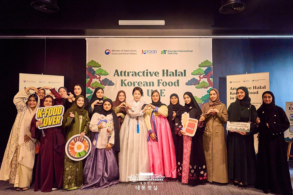 김혜경 여사가 19일(현지 시간) 아랍에미리트(UAE) 아부다비 주UAE한국문화원에서 열린 할랄 K-푸드 홍보행사에서 참석자들과 기념촬영을 하고 있다.