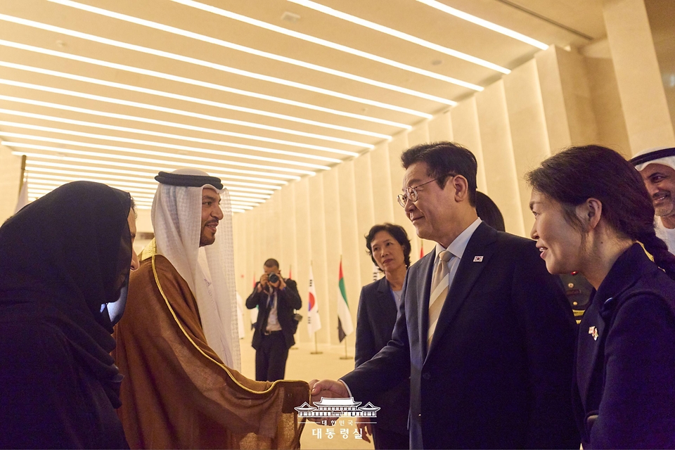 아랍에미리트(UAE) 국빈 방문 일정을 마친 이재명 대통령이 19일(현지 시간) 이집트 카이로로 출발하며 환송 인사들과 인사하고 있다.