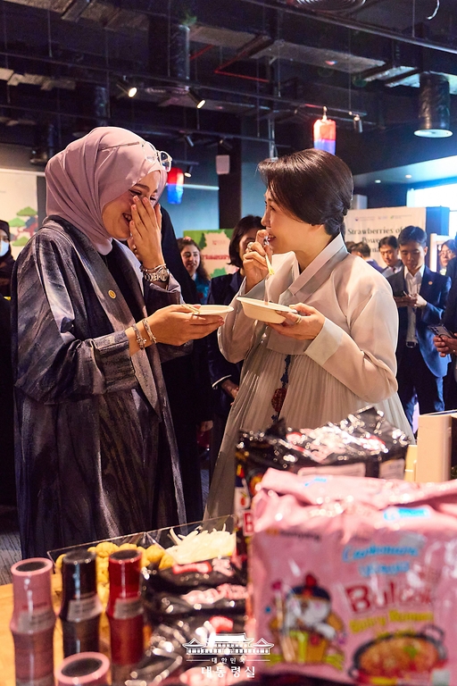 김혜경 여사가 19일(현지 시간) 아랍에미리트(UAE) 아부다비 주UAE한국문화원에서 열린 할랄 K-푸드 홍보행사에서 볶음면을 시식하고 있다.