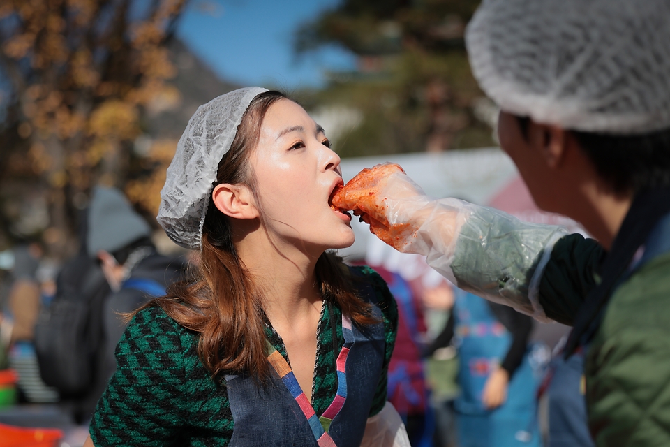 11월 22일 김치의 날을 기념해 농림축산식품부는 21일 서울 종로구 국립민속박물관에서 '제6회 김치의 날' 기념식을 개최했다. 경복궁을 방문한 관광객과 시민들이 김장을 체험하고 있다.