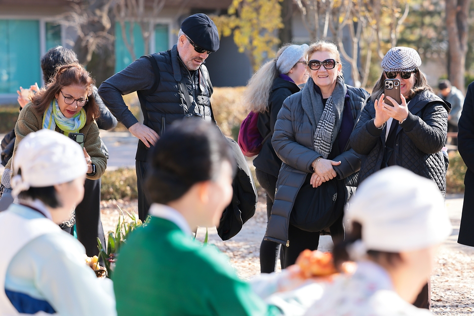 11월 22일 김치의 날을 기념해 농림축산식품부는 21일 서울 종로구 국립민속박물관에서 '제6회 김치의 날' 기념식을 개최했다. 경복궁을 방문한 관광객과 시민들이 김장을 체험하고 있다.