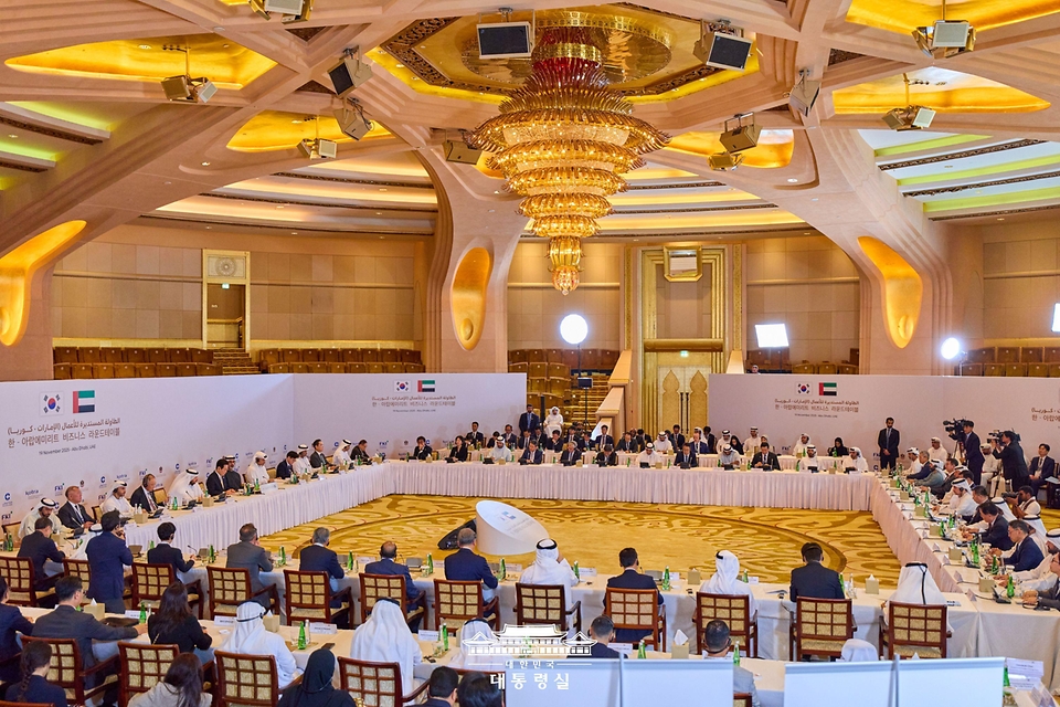 아랍에미리트(UAE)를 국빈 방문 중인 이재명 대통령이 19일(현지 시간) 아부다비 한 호텔에서 열린 한-UAE 비즈니스 라운드테이블에 참석하고 있다.