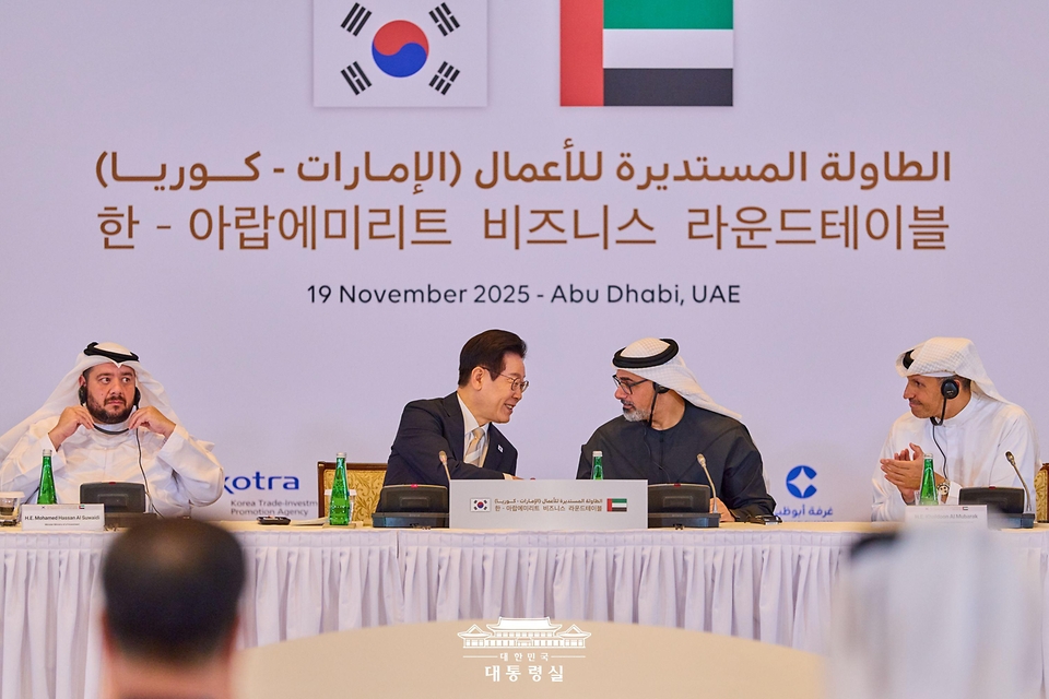 아랍에미리트(UAE)를 국빈 방문 중인 이재명 대통령이 19일(현지 시간) 아부다비 한 호텔에서 열린 한-UAE 비즈니스 라운드테이블에서 발언하고 있다.