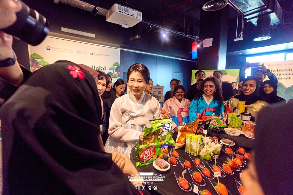 김혜경 여사가 19일(현지 시간) 아랍에미리트(UAE) 아부다비 주UAE한국문화원에서 열린 할랄 K-푸드 홍보행사에서 참석자들과 한국 식품에 대해 대화를 나누고 있다. 