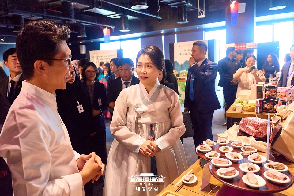 김혜경 여사가 19일(현지 시간) 아랍에미리트(UAE) 아부다비 주UAE한국문화원에서 열린 할랄 K-푸드 홍보행사에서 관계자와 대화를 나누고 있다.