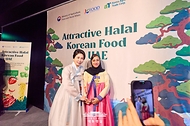 김혜경 여사가 19일(현지 시간) 아랍에미리트(UAE) 아부다비 주UAE한국문화원에서 열린 할랄 K-푸드 홍보행사에서 참석자들과 기념촬영을 하고 있다.