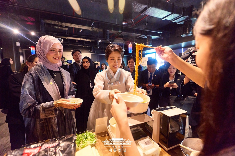 김혜경 여사가 19일(현지 시간) 아랍에미리트(UAE) 아부다비 주UAE한국문화원에서 열린 할랄 K-푸드 홍보행사에서 볶음면을 시식하고 있다.