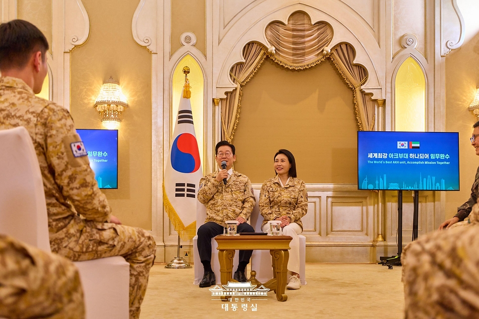 아랍에미리트(UAE)를 국빈 방문 중인 이재명 대통령이 19일(현지 시간) 아부다비 한 호텔에서 열린 아크부대 장병 격려 행사에서 인사말을 하고 있다.