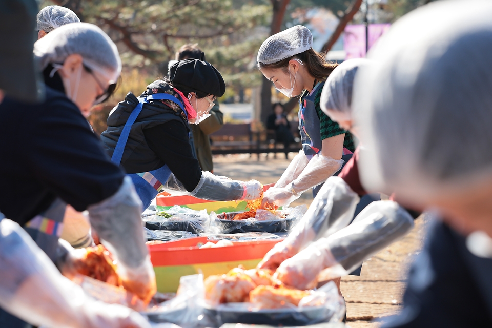 11월 22일 김치의 날을 기념해 농림축산식품부는 21일 서울 종로구 국립민속박물관에서 '제6회 김치의 날' 기념식을 개최했다. 경복궁을 방문한 관광객과 시민들이 김장을 체험하고 있다.