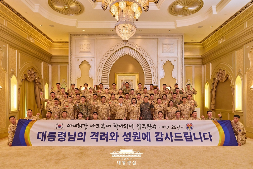 아랍에미리트(UAE)를 국빈 방문 중인 이재명 대통령이 19일(현지 시간) 아부다비 한 호텔에서 열린 아크부대 장병 격려 행사에서 기념촬영을 하고 있다.