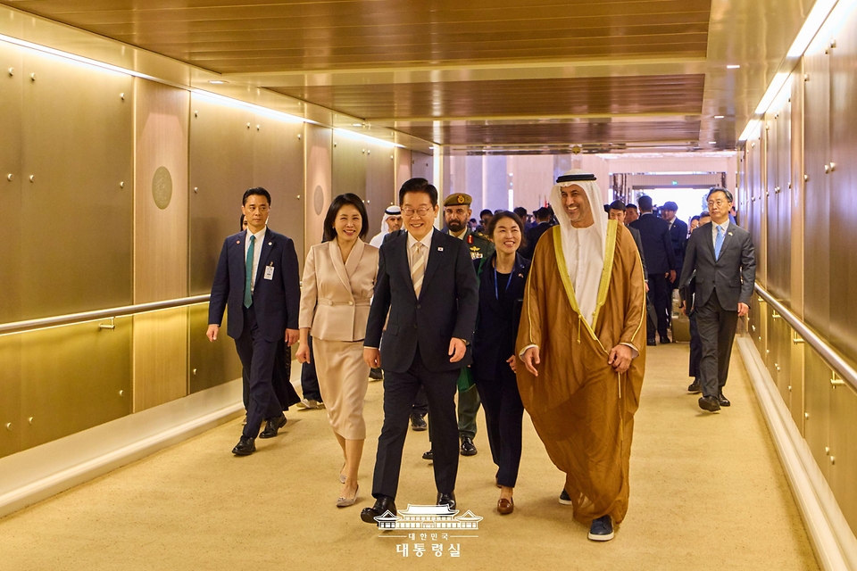 아랍에미리트(UAE) 국빈 방문 일정을 마친 이재명 대통령과 김혜경 여사가 19일(현지 시간) 아부다비 왕립공항에서 이집트 카이로로 출발하기 위해 공군 1호기로 향하고 있다.