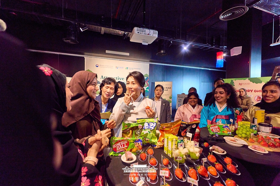 김혜경 여사가 19일(현지 시간) 아랍에미리트(UAE) 아부다비 주UAE한국문화원에서 열린 할랄 K-푸드 홍보행사에서 참석자들과 한국 식품에 대해 대화를 나누고 있다. 